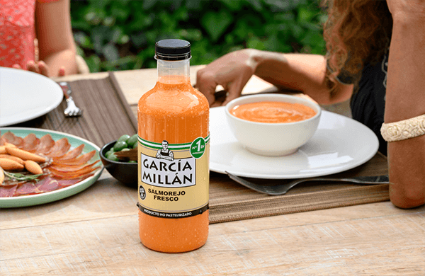 Botella de Salmorejo fresco en una mesa de comida